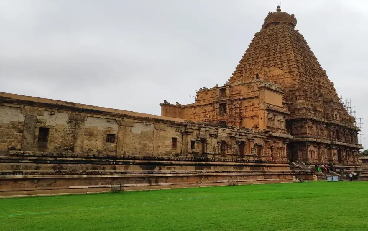 Brihadeeswarar Temple (Tanjore Temple) - view 2